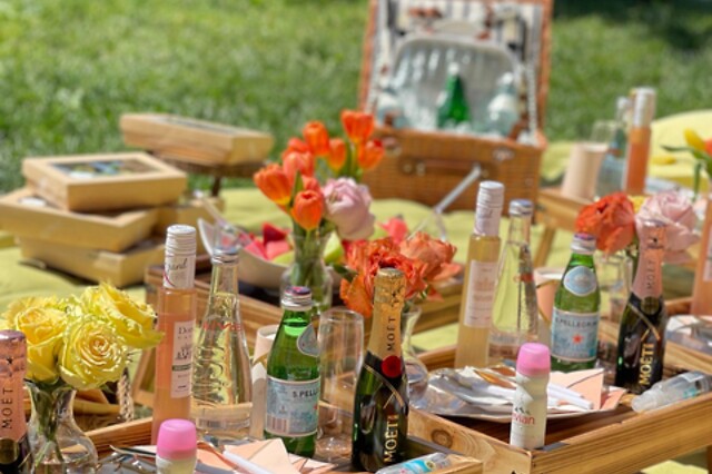 Gift Box Picnic Paradise: Crafting the Perfect Setup for Ten