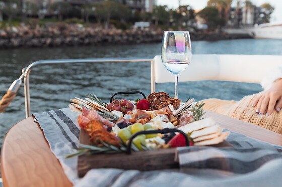 Marina del Rey: Luxury Boat Cruise with Wine & Charcuterie for 4 people