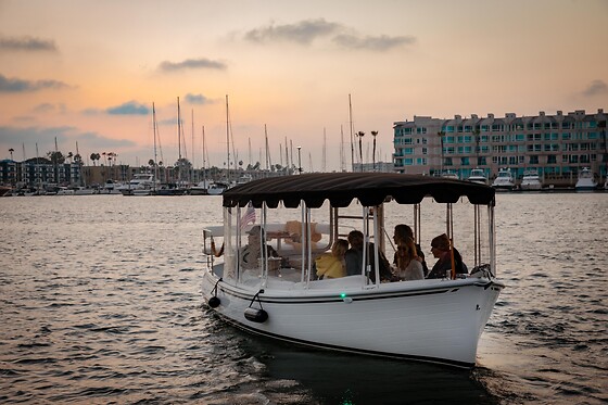 Marina del Rey: Luxury Boat Cruise with Wine & Charcuterie for 4 people