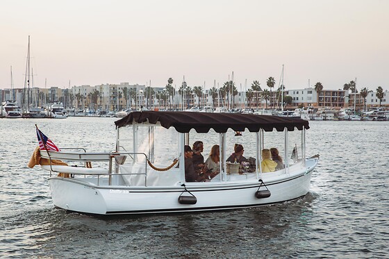 Marina del Rey: Luxury Boat Cruise with Wine & Charcuterie for 4 people