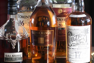 5 old Scotch whiskies high-end, from 15 to 20 years old, online tasting. For 2 people